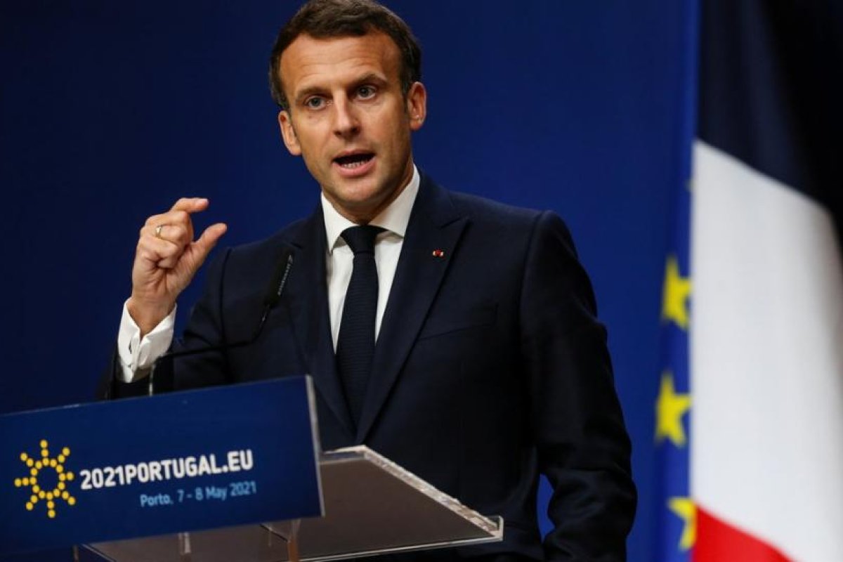 Macron insta a los "países anglosajones" a levantar las prohibiciones de exportación de vacunas contra el coronavirus