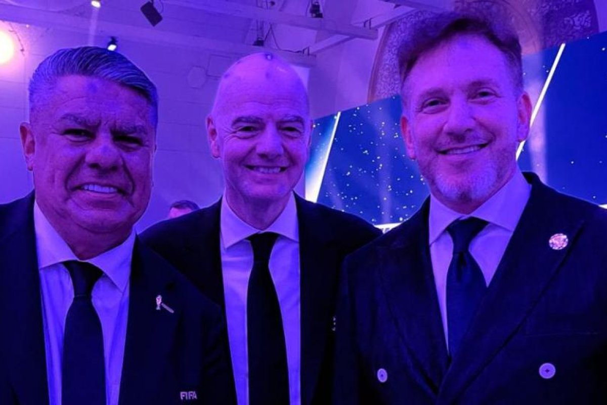 Chiqui Tapia asume su nuevo rol en FIFA junto a Infantino y Domínguez