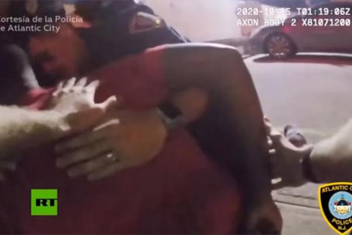 Un policía salva a un suicida y para calmarlo le dice que lo ama