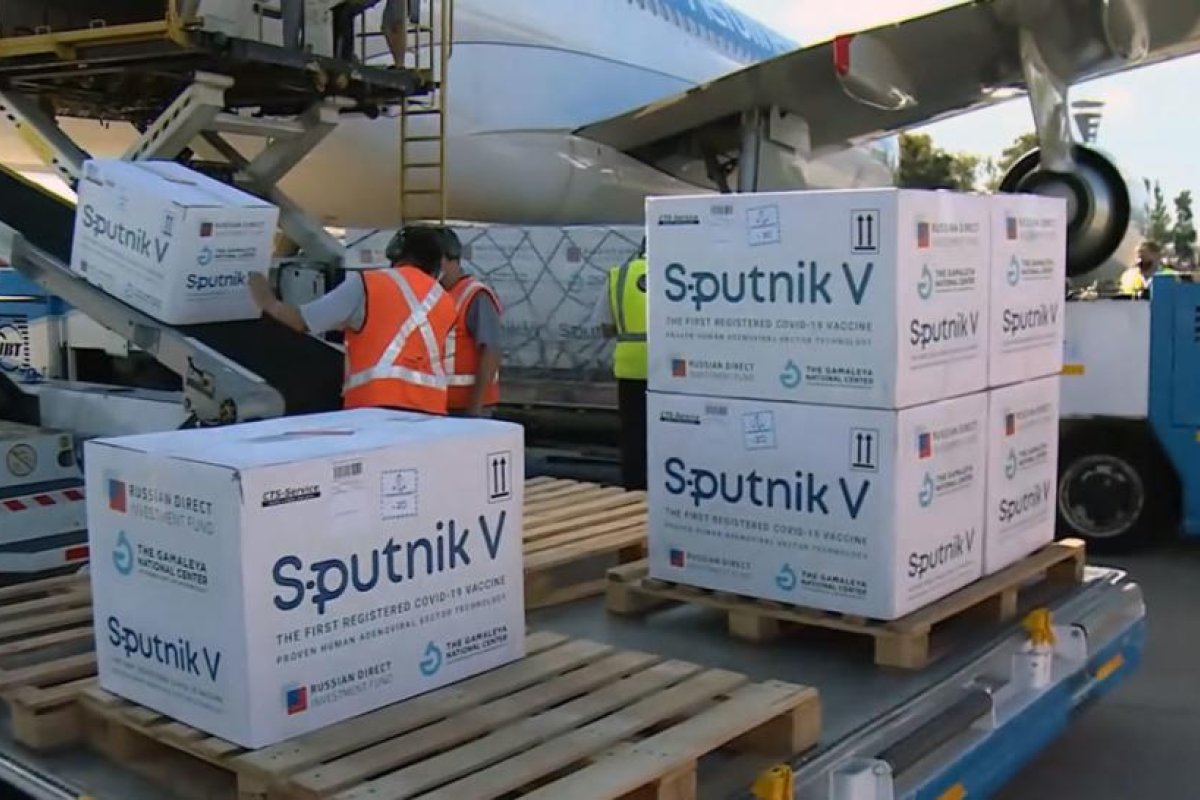 Llega a Argentina el décimo vuelo con otras 300.000 vacunas Sputnik V contra el covid-19