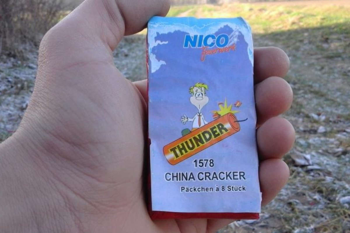 Una mujer come unos fuegos artificiales creyendo que son caramelos y termina con graves quemaduras faciales