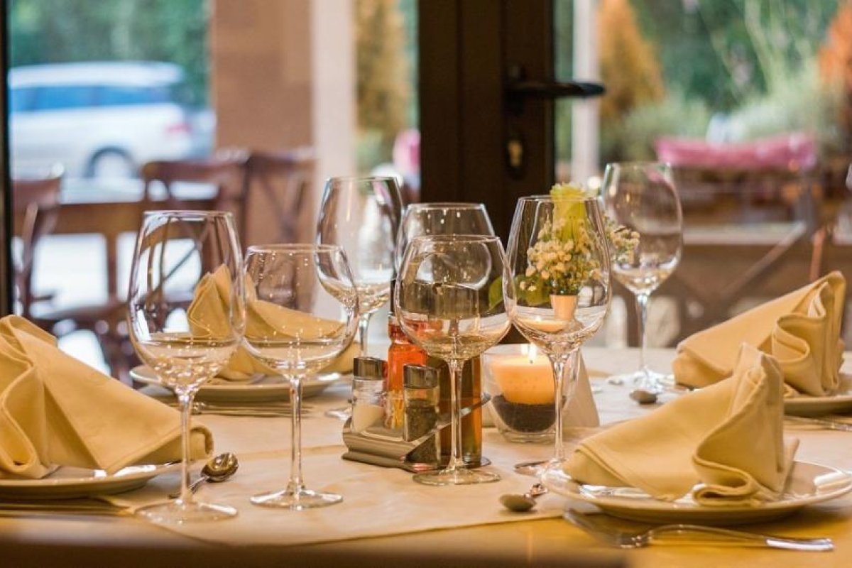 'Influencers' de gastronomía proponen comer gratis en un restaurante a cambio de publicidad y la respuesta del local se viraliza