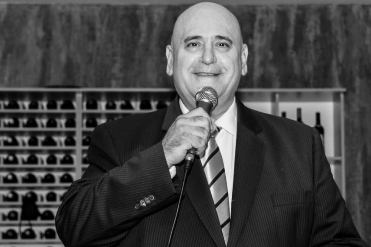 Muere por covid-19 el tenor argentino que cantaba desde su balcón para entretener a los vecinos durante el confinamiento