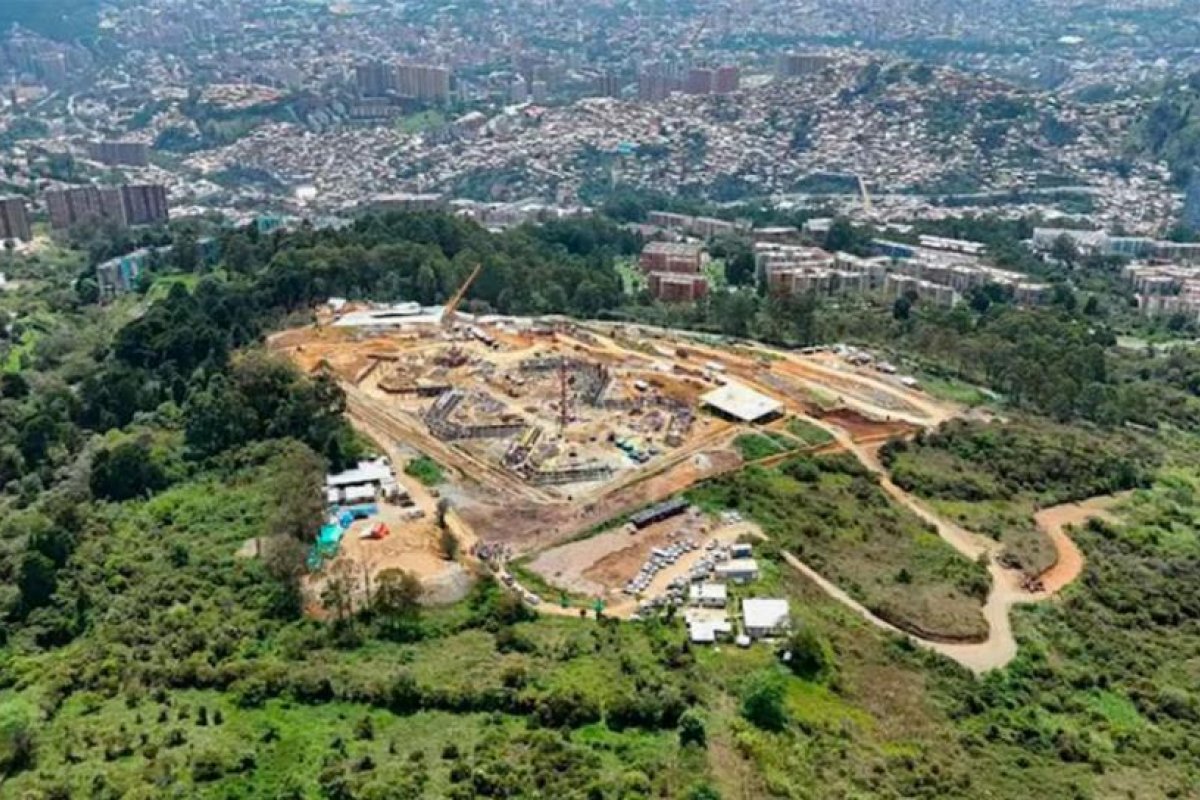 Colombia Implementa Megacárcel en Medellín Siguiendo el Modelo Bukele