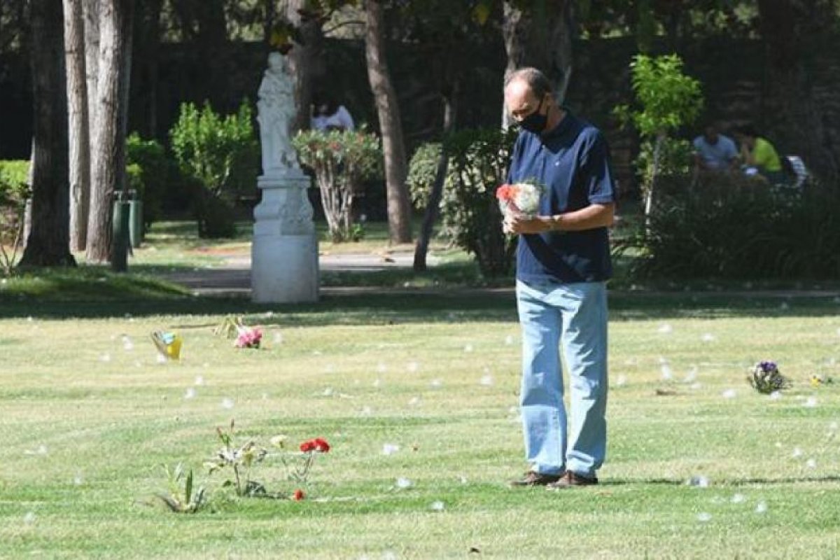 Día de la Madre: el cementerio Parque de la Paz recibió a familiares en una jornada especial