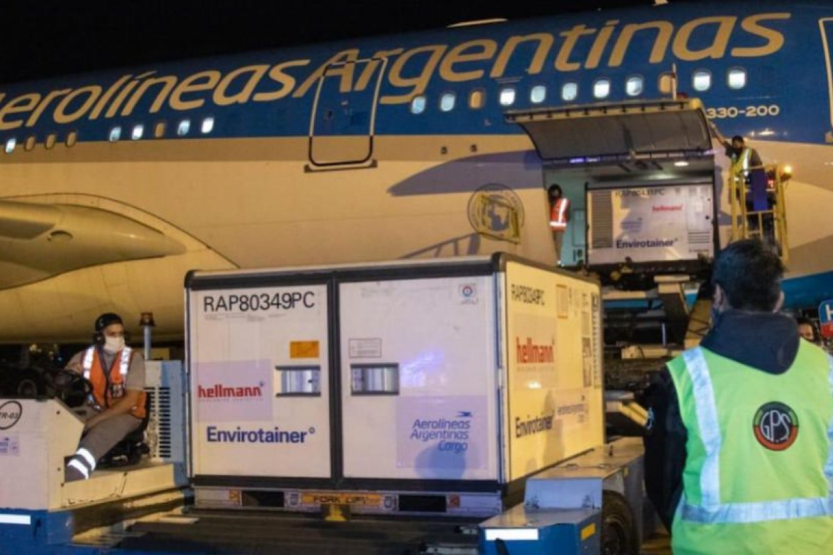 Parte otro vuelo de Aerolíneas a China para buscar más vacunas Sinopharm