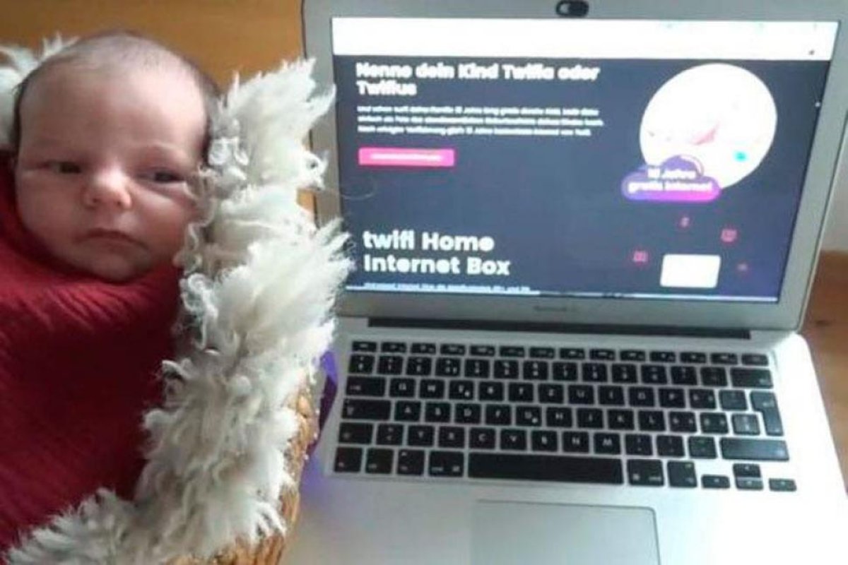 Bautizan a su hija como una empresa de Internet y reciben 18 años de Wi-Fi gratis