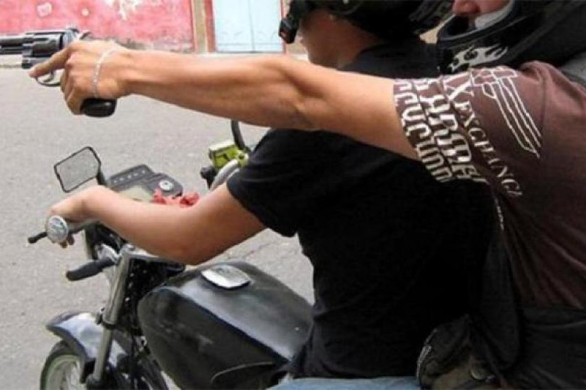 Motochorros asaltan a conocido abogado en la vereda de su estudio jurídico en Las Termas de Río Hondo