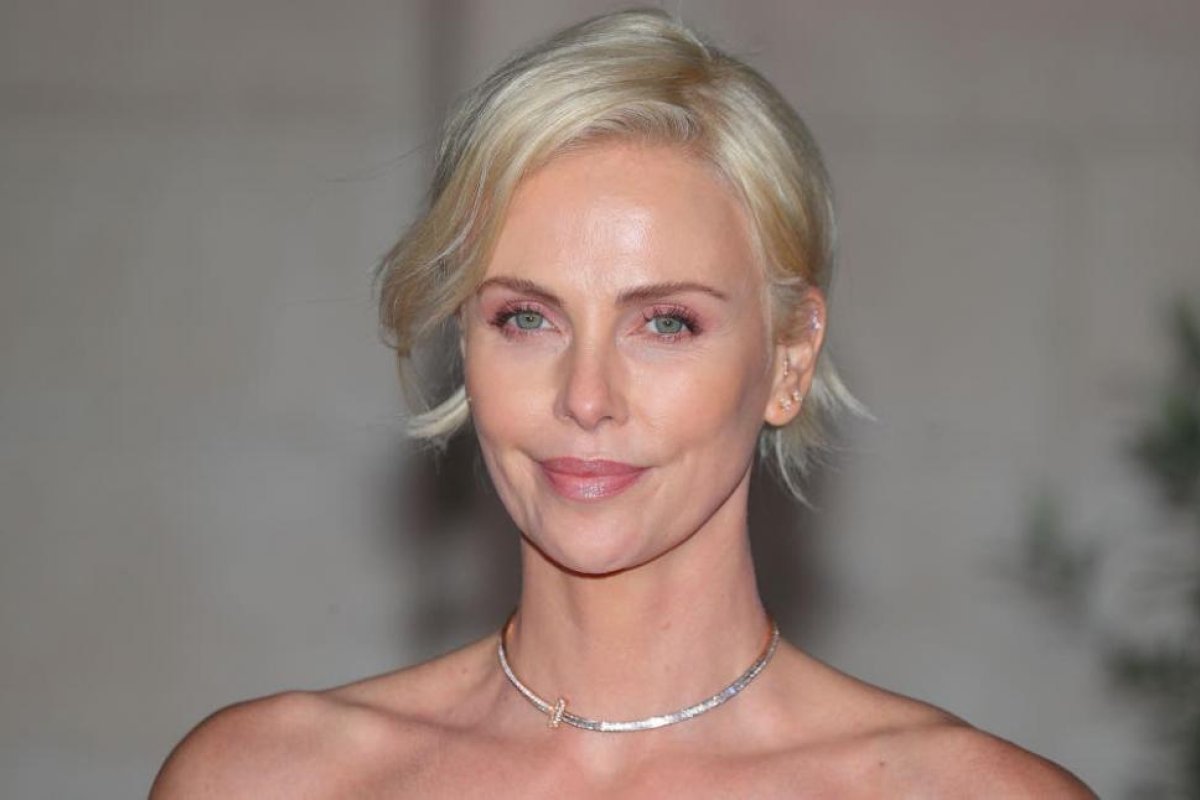 Charlize Theron rompe su blindada intimidad y presenta a sus dos hijas: "Mi corazón les pertenece"