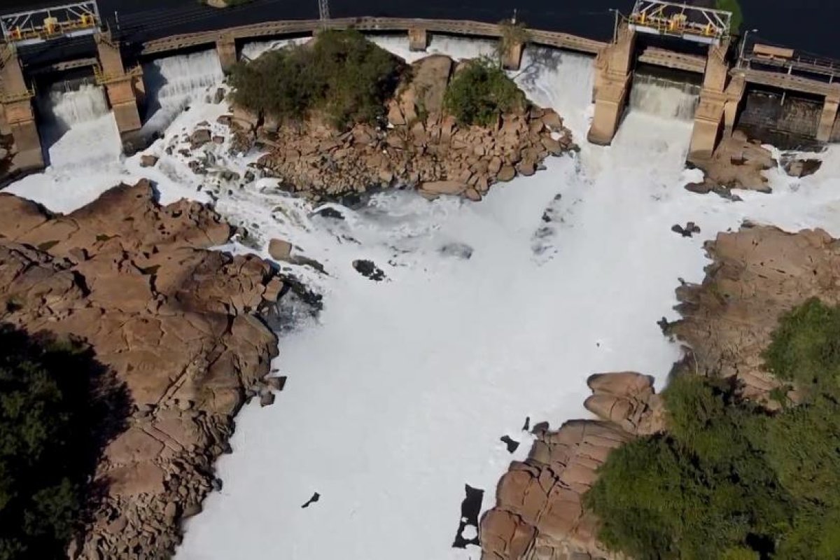 Una densa capa de espuma tóxica blanca que cubre un río en Brasil, vista desde aire