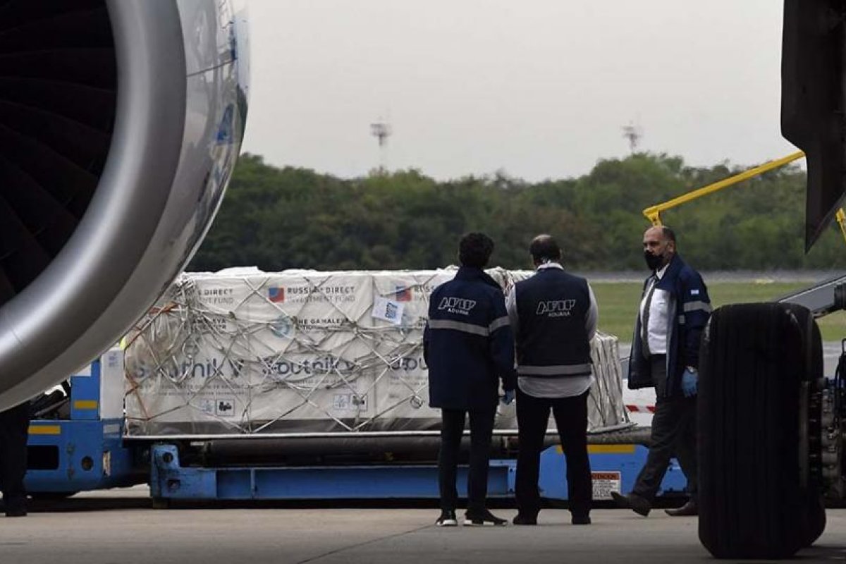 Llega esta noche un vuelo de Aerolíneas Argentinas con 800 mil dosis de vacunas Sputnik V