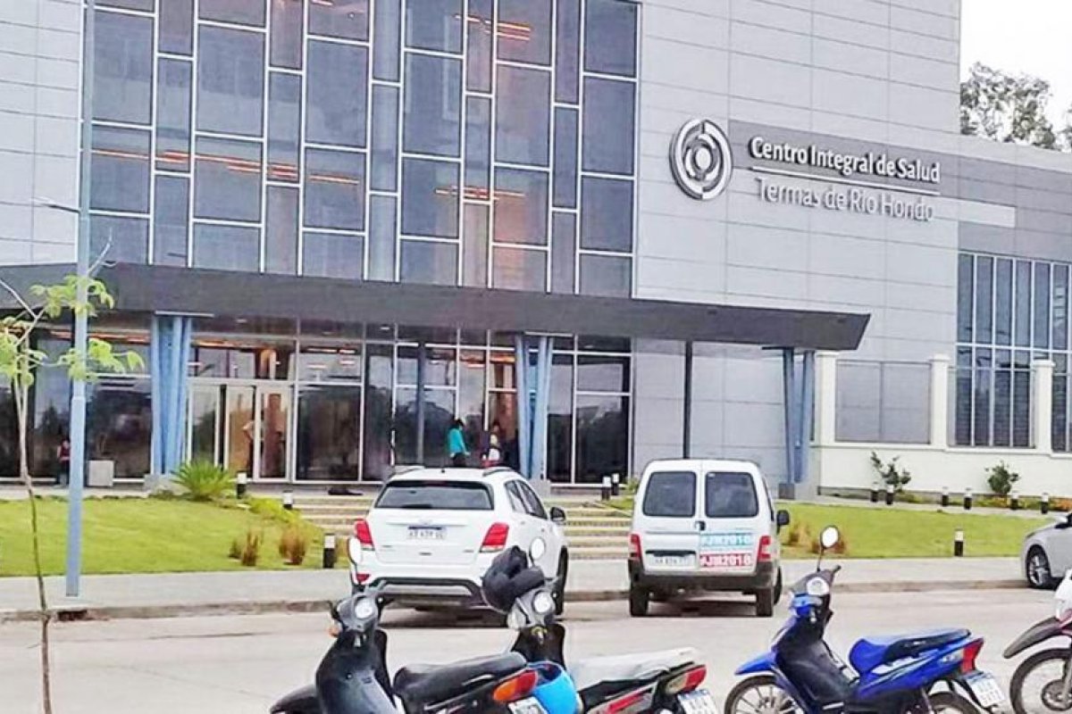 Villa Balnearia: Motocicleta chocó a una camioneta de atrás y una joven sufrió heridas