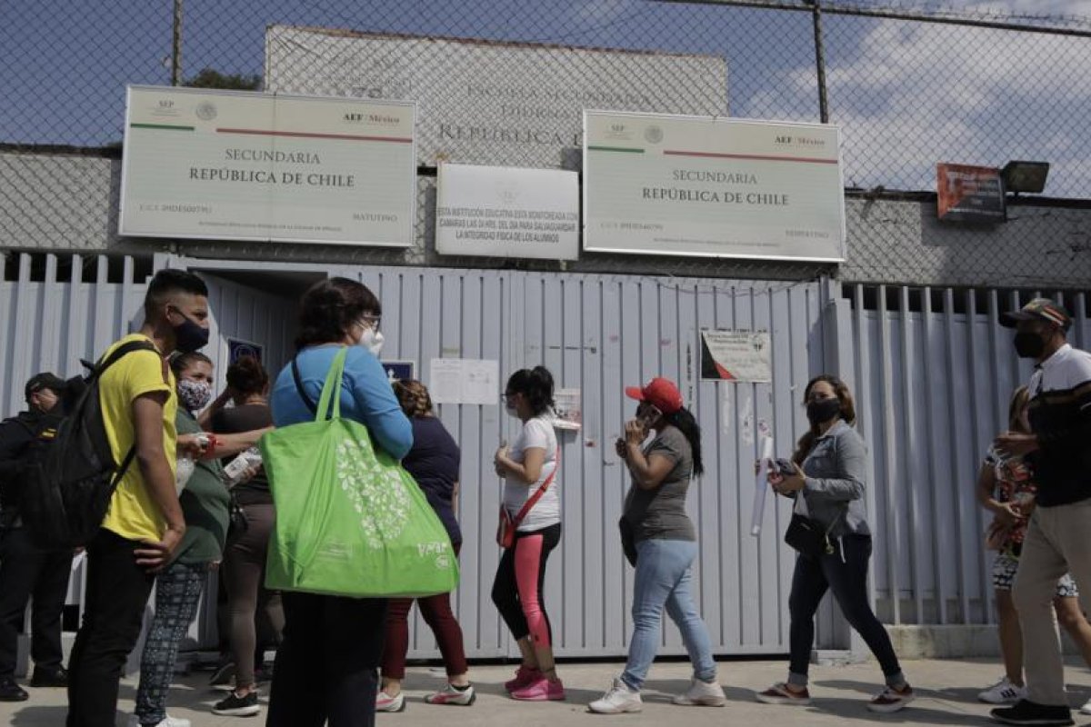 Un estudiante de 12 años lleva un arma a la escuela en México y resulta herido al dispararse mientras la manipulaba