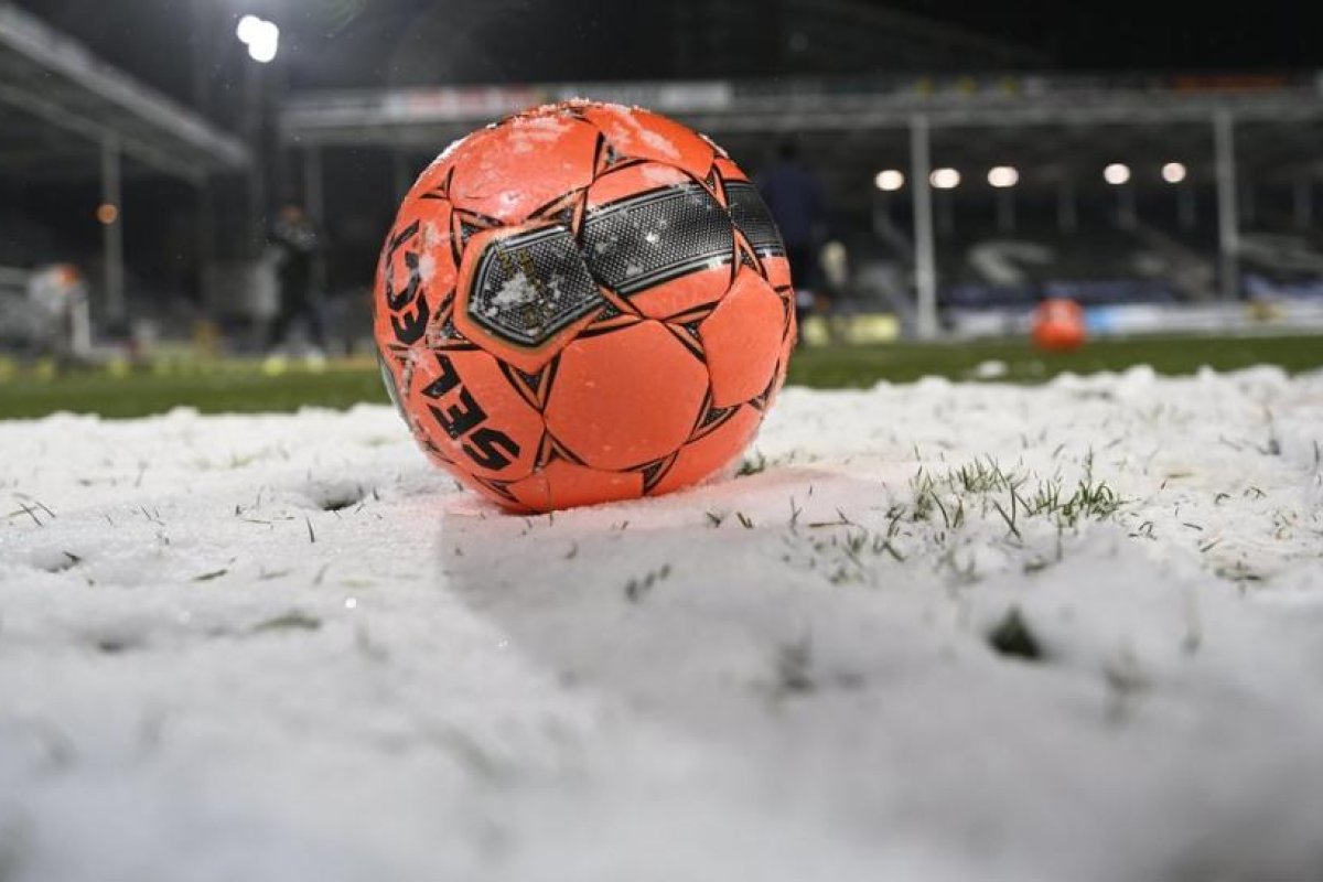 FOTO: Futbolistas con uniforme blanco se vuelven casi invisibles debido a una fuerte nevada durante su partido