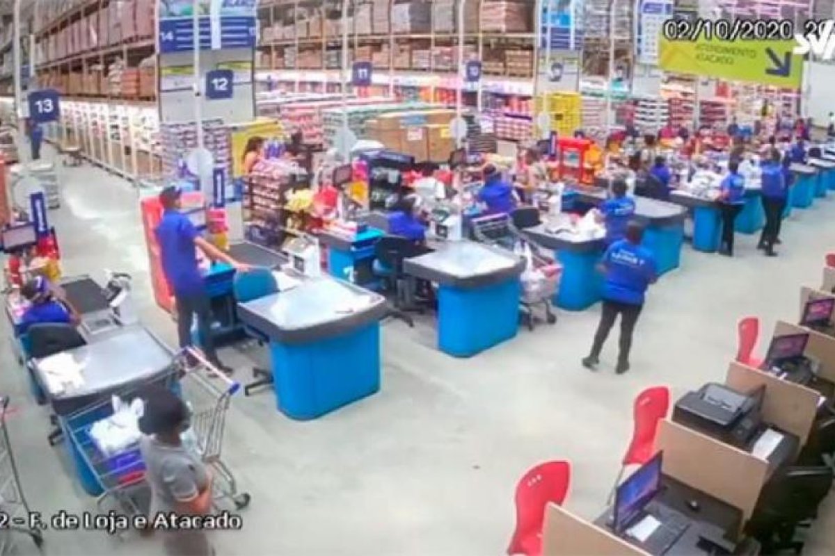 Colapsan estanterías de un supermercado aplastando a clientes y empleados
