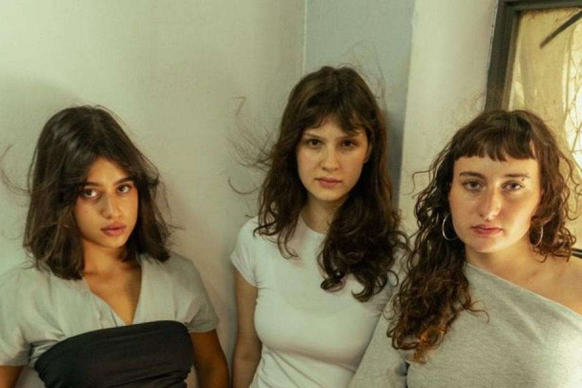 TRÍADA lanza su álbum debut "Exuvia" y presenta el single "Clara"