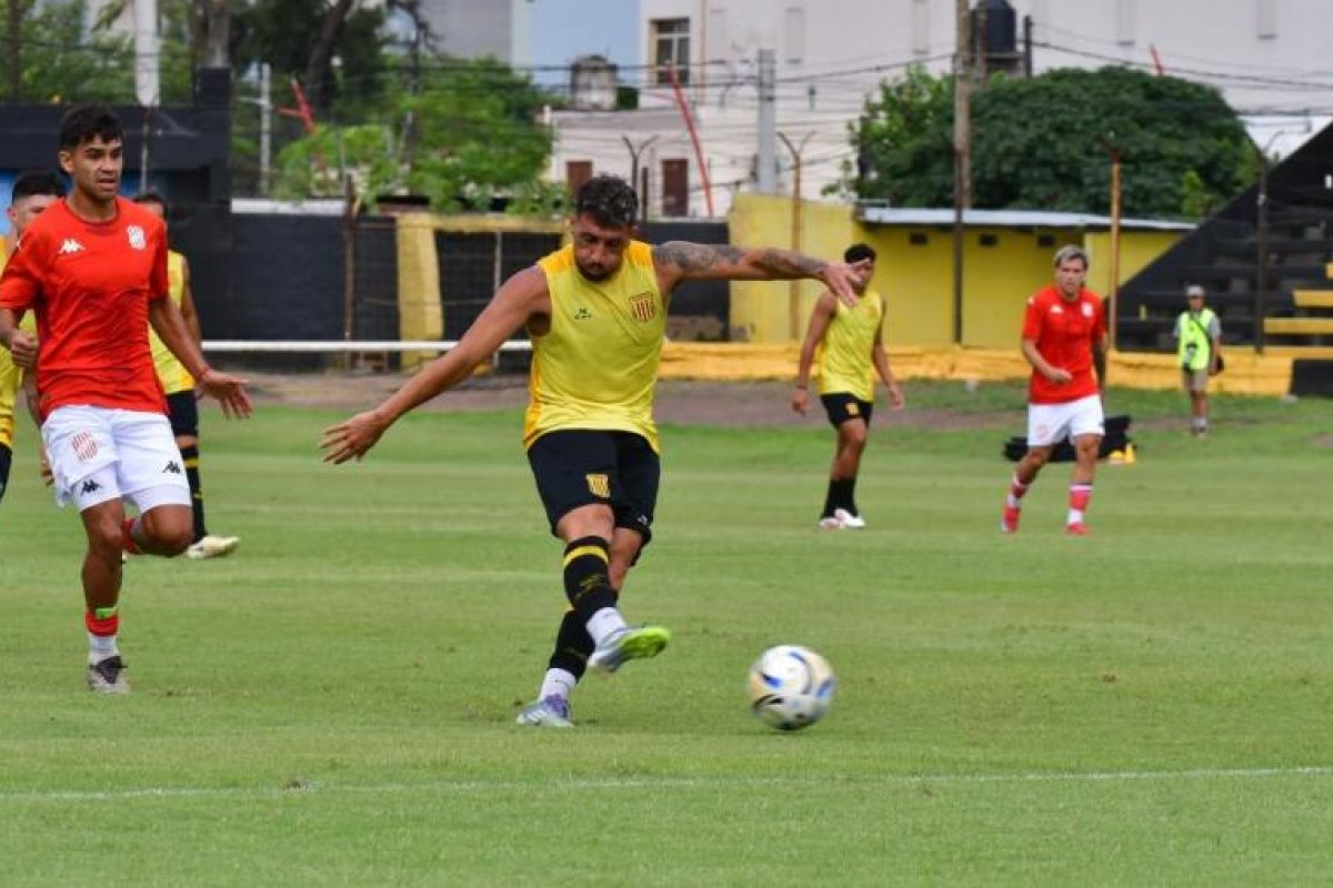 Mitre refuerza su preparación futbolística con empates y derrotas