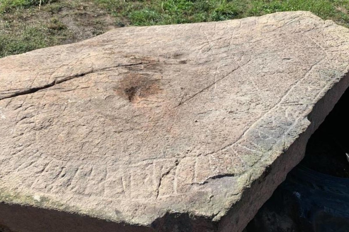 FOTO: Hallan una piedra rúnica de 1.000 años de antigüedad en la misma granja en la que encontraron un tesoro de plata hace 14 años