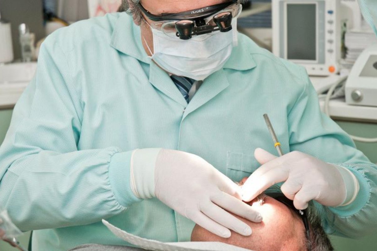 Una clínica dental exige a un paciente la devolución del implante y la dentadura postiza que le colocaron
