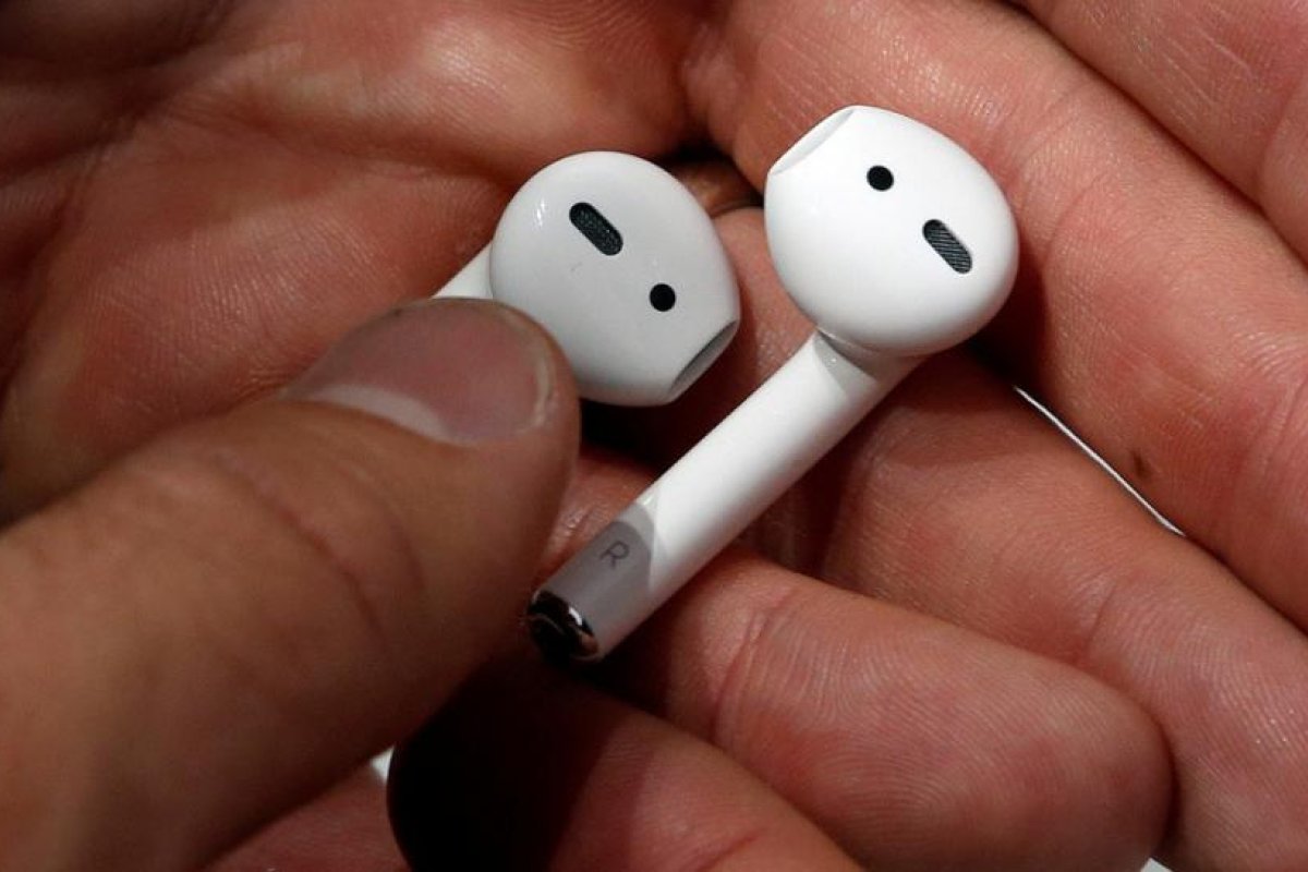 Polémica en Colombia por la compra de dos pares de audífonos AirPods para la Alcaldía de Bogotá en plena crisis económica por la pandemia