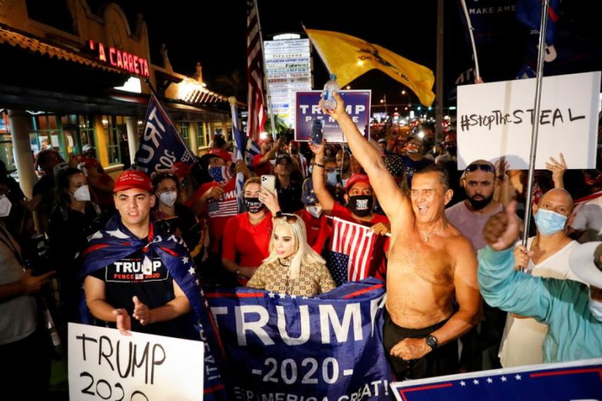 Dos personas resultan heridas con una pistola de perdigones durante una manifestación a favor de Trump en Florida