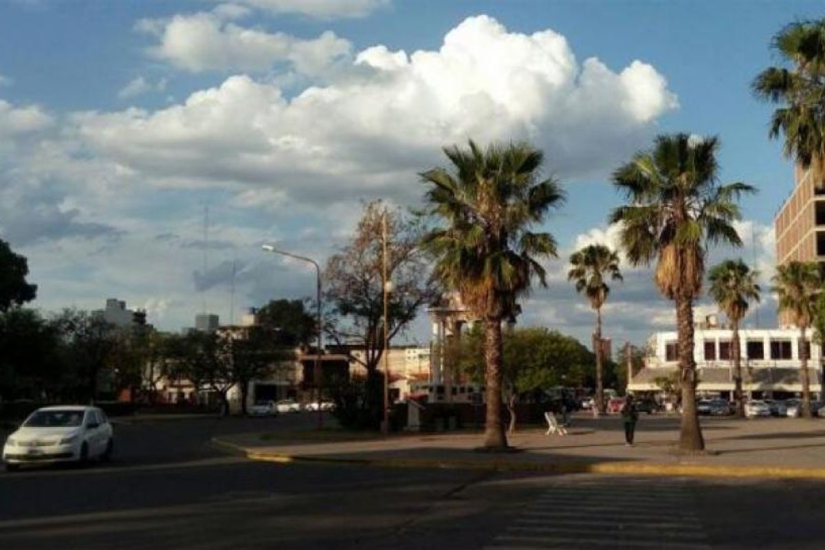 Se espera un domingo nublado en Santiago con máximas de 30ºC
