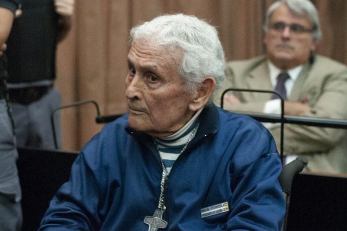 Condenaron por octava vez a prisión perpetua a Miguel Etchecolatz