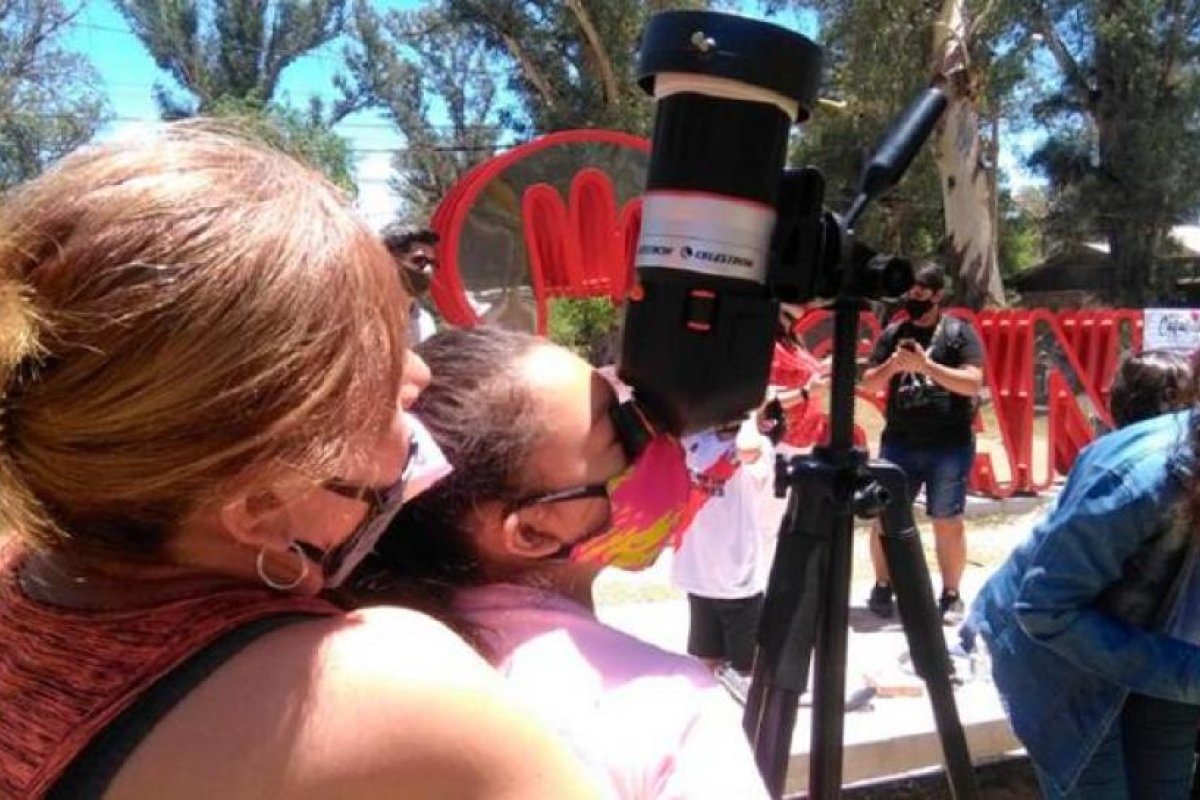 Con telescopios en el Parque Aguirre, santiagueños disfrutaron del eclipse solar
