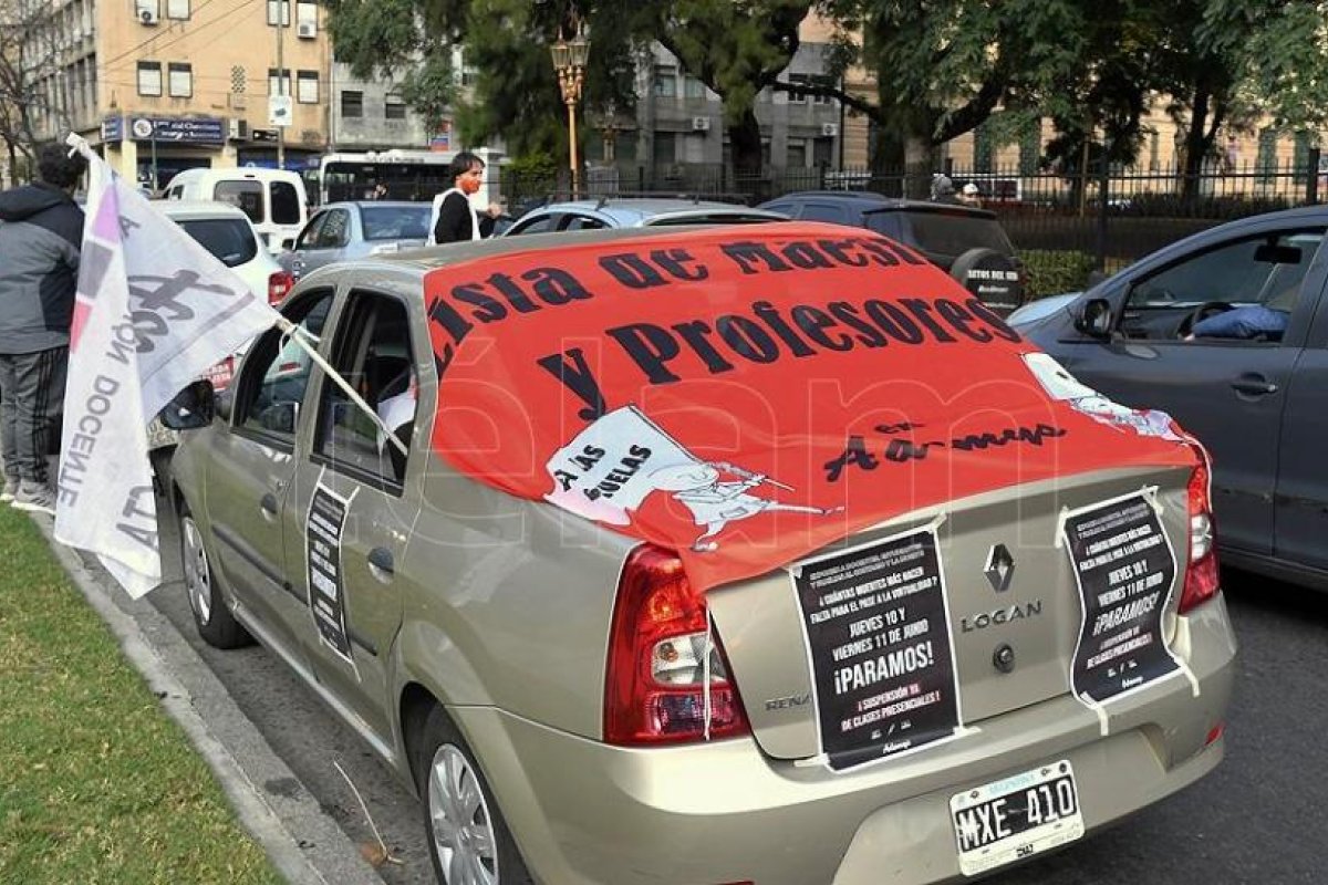 Docentes realizan "semaforazos" de protesta en contra de presencialidad en escuelas