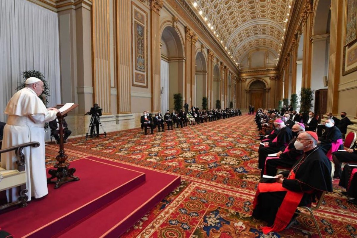 El papa Francisco lamentó la legalización del aborto y denunció una "catástrofe educativa"