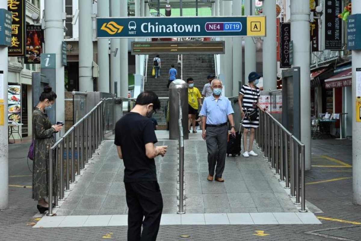 Británico detenido en Singapur por no llevar mascarilla en el metro puede ser condenado a 6 meses de prisión