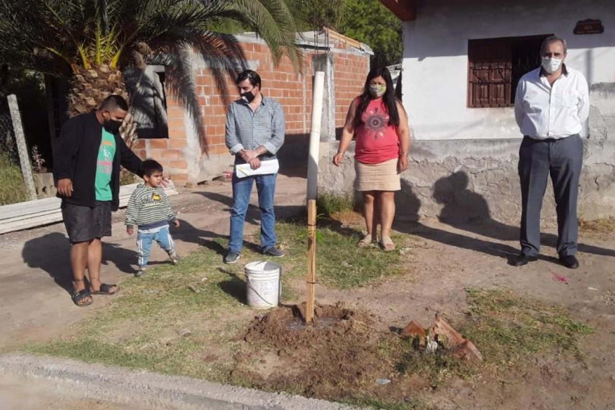 Villa Balnearia: Continúa la colocación de plantines del programa "Termas te quiero verde"