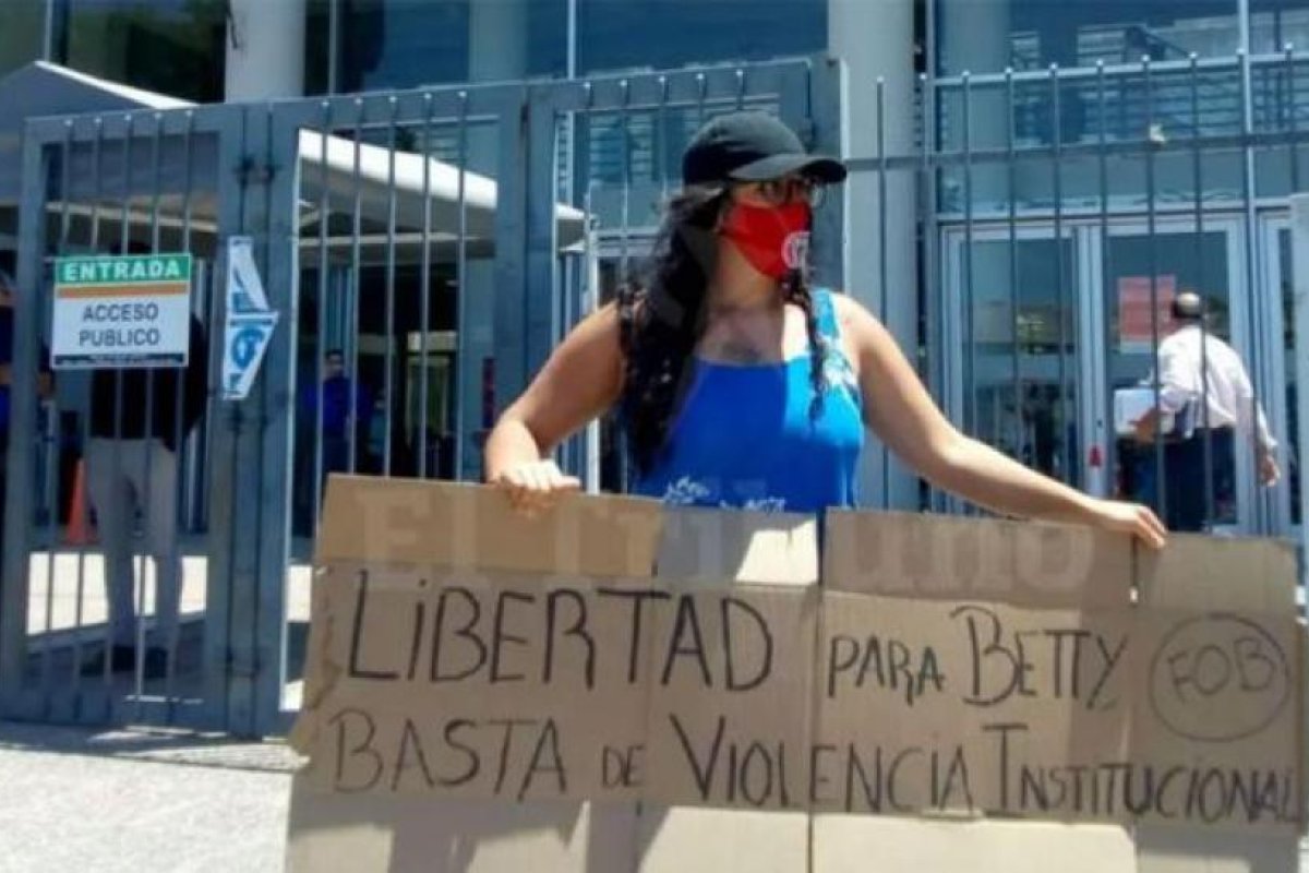 Absuelven a una mujer que mató a su ex, que había denunciado por violencia de género