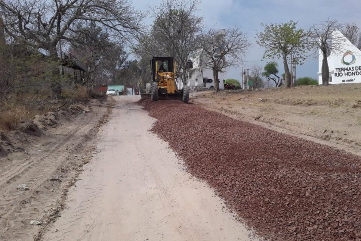 Barrio Norte: Trabajan en el nivelado, perfilado y colocación de piedra base en el camino principal