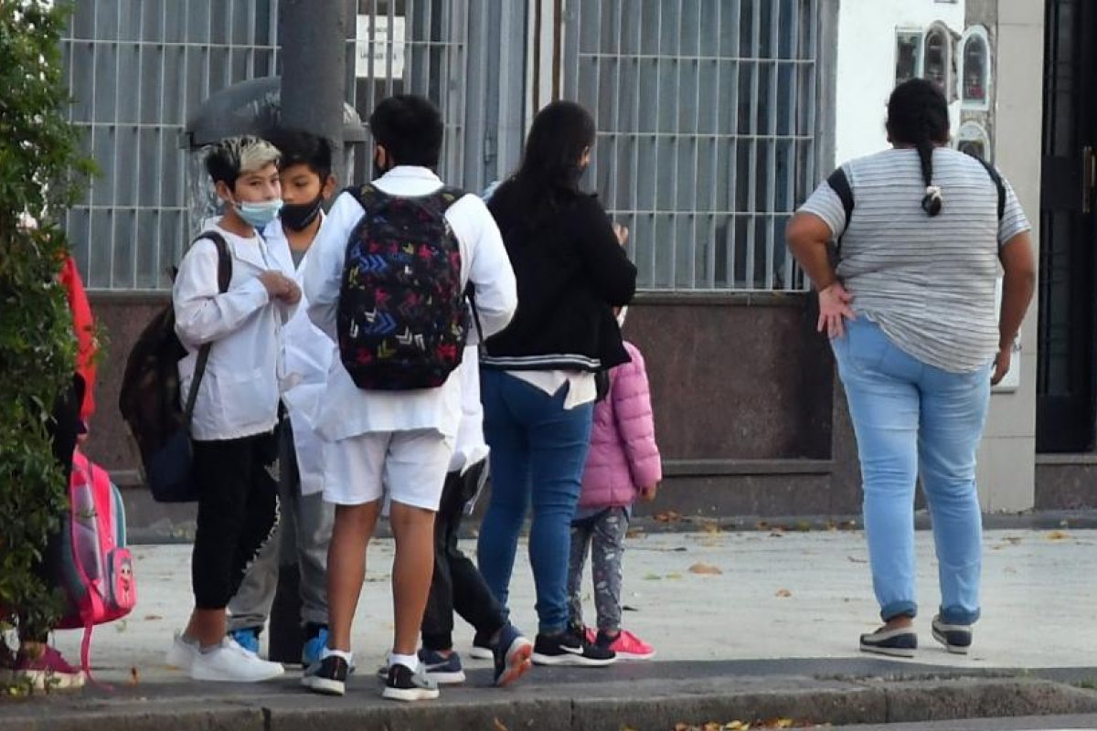 Proponen "superar la discusión" sobre las clases con un indicador de casos por habitantes
