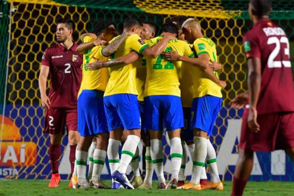 Brasil le ganó con lo justo a Venezuela y quedó como único líder
