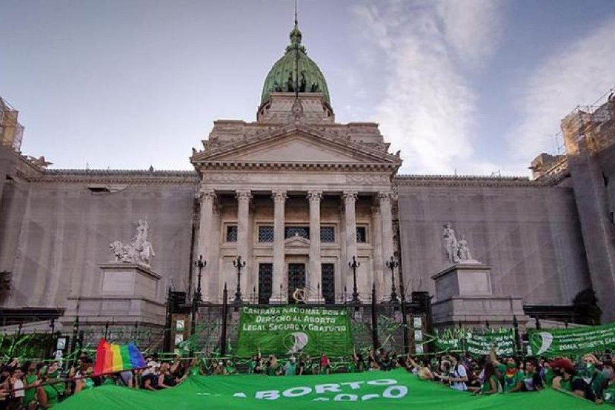 Una multitud de pañuelos verdes frente al Congreso para pedir la legalización del aborto