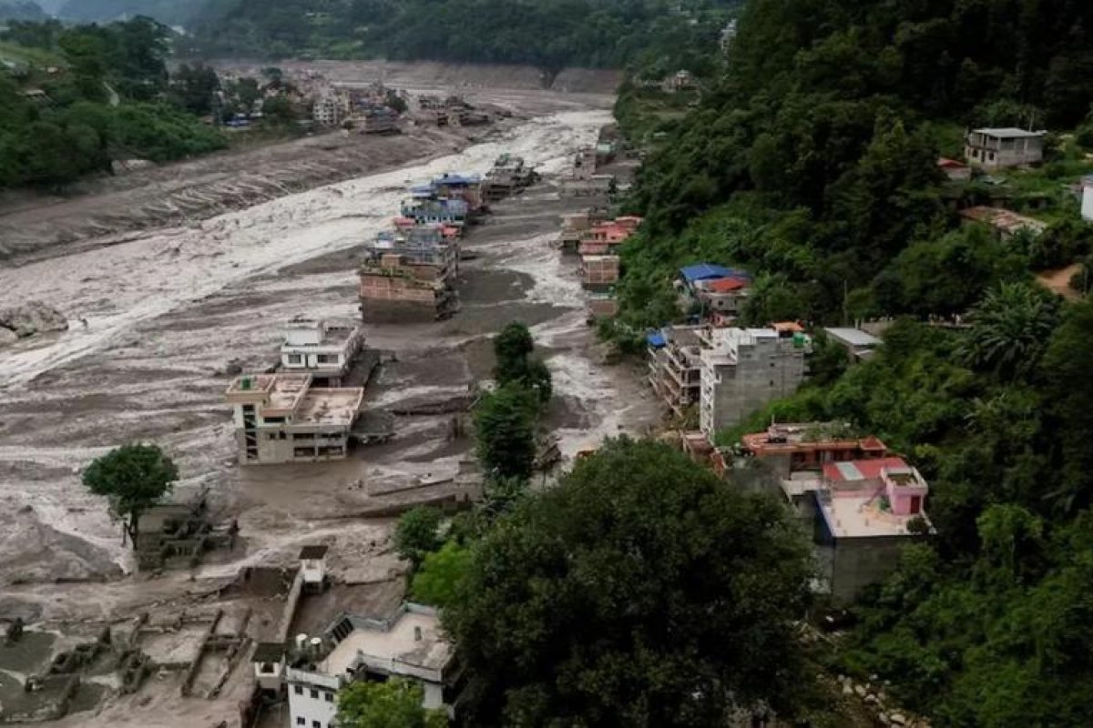 Desastre natural en Nepal: más de 100 víctimas y 400 desaparecidos
