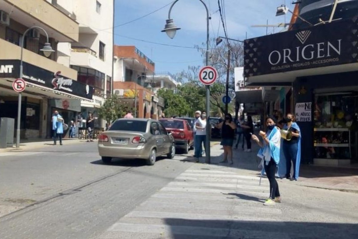 Cacerolazo en protesta y repudio contra las detenciones de comerciantes y trabajadores realizadas por la policía