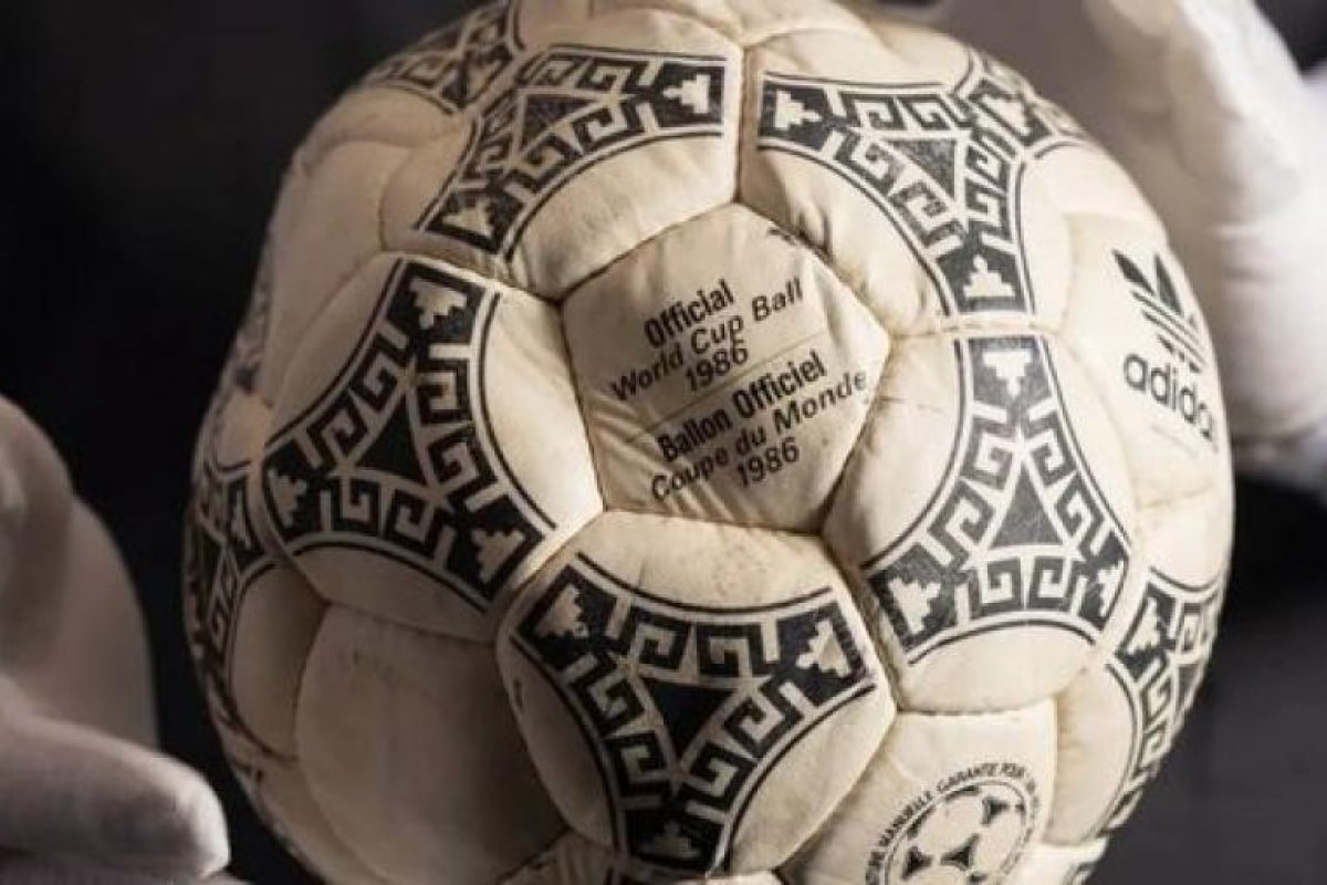 La icónica pelota de Maradona en México 86 se subasta por 3,35 millones de dólares