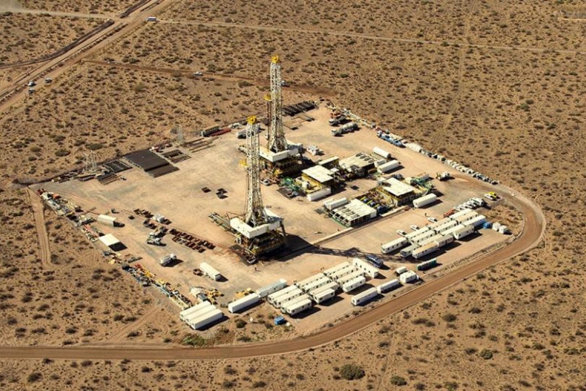 A un año de sus mínimos históricos, el petróleo busca un rumbo con precios en alza