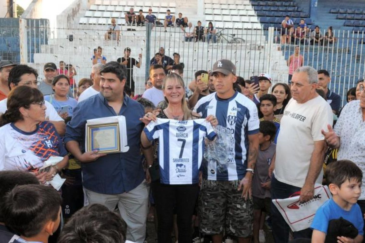 Del sentimiento a la cancha: el vínculo del futbolista con Sarmiento y Boca