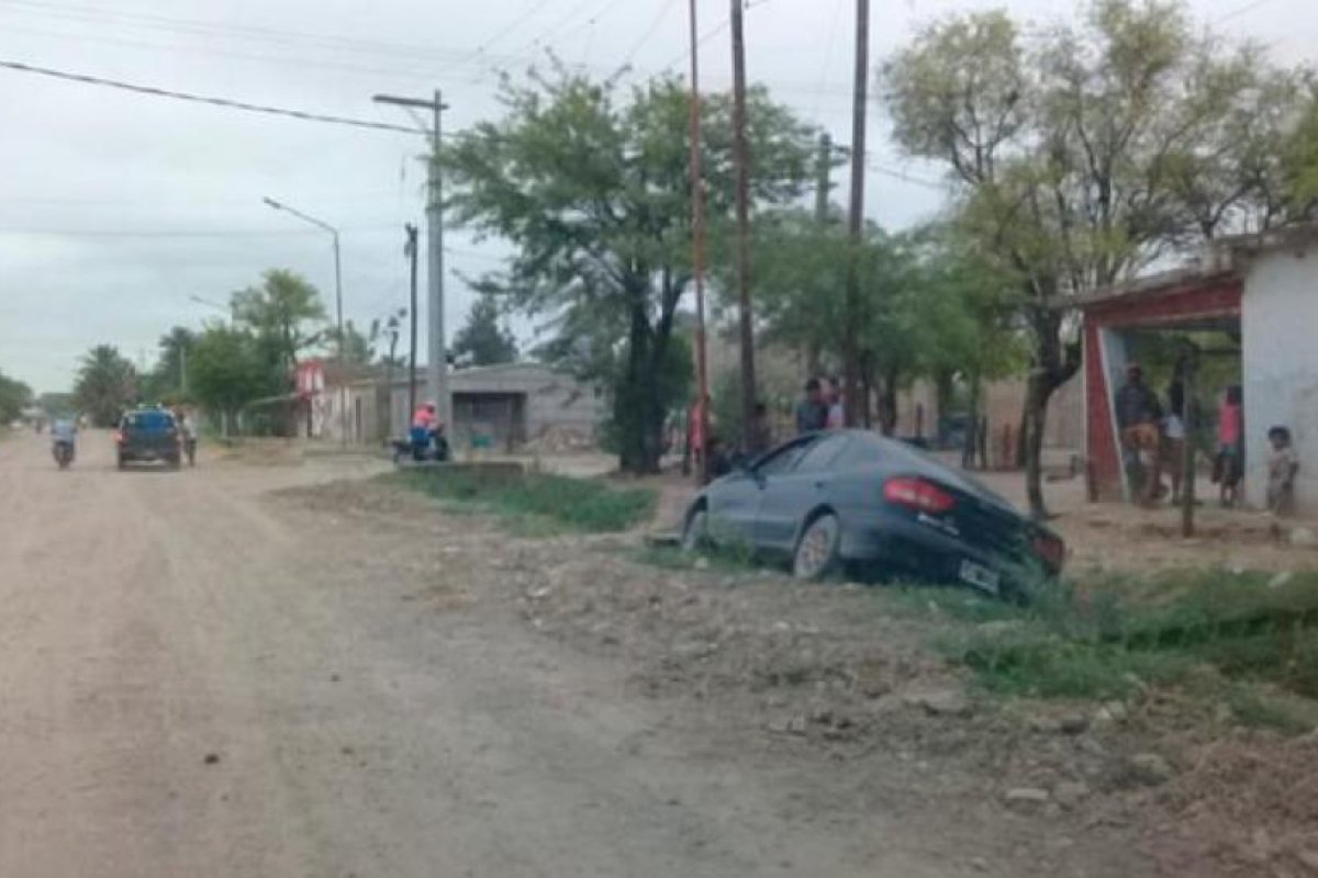 Conductor perdió el control de su automóvil y terminó en un desagüe
