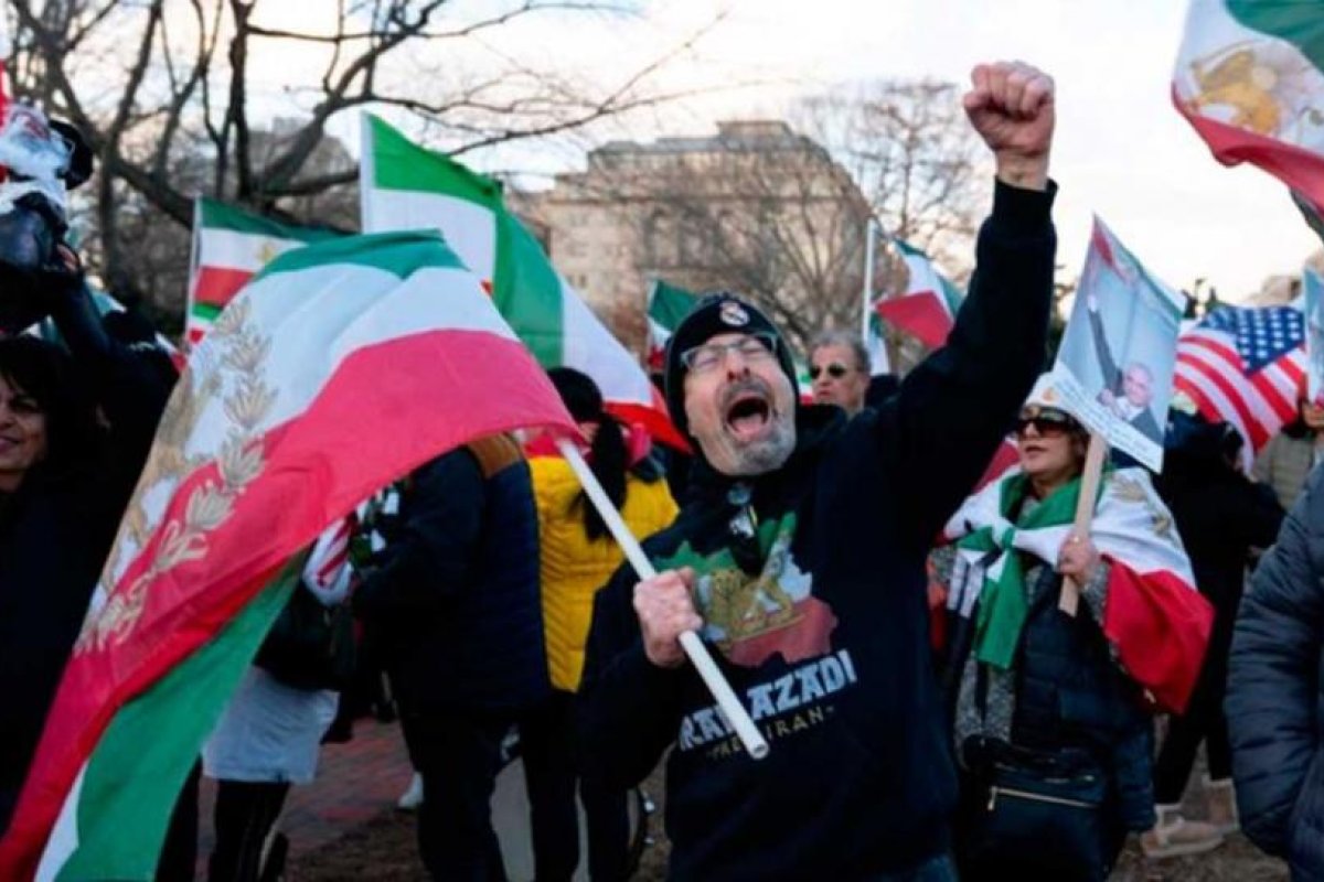 Trump afirma que Irán busca diálogo tras amenazas de intervención militar
