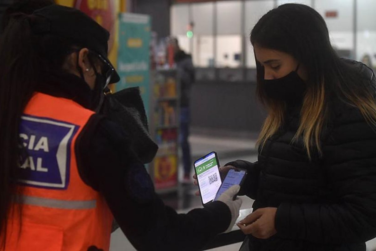 El Presidente anticipó que hoy se analizarán las medidas ante la suba de contagios