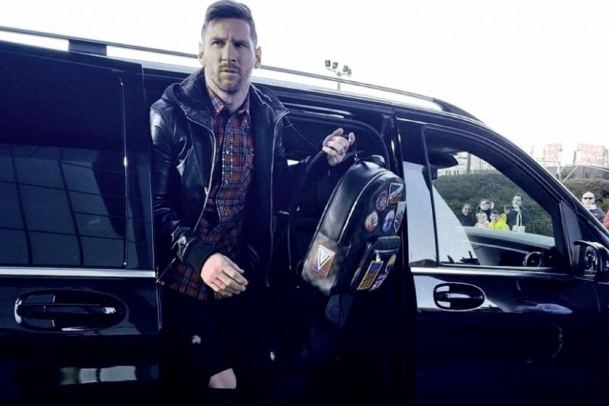 Messi llegó a la Argentina junto a Di María y Paredes