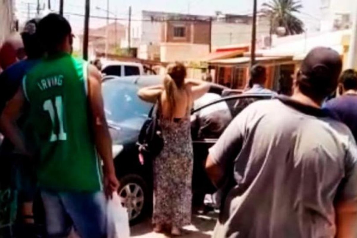 Conductor se descompensó, subió a la vereda e impactó contra una pared