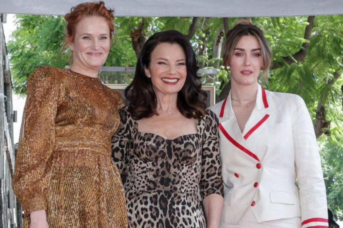 Fran Drescher recibe estrella en Hollywood con hijas de "La Niñera"