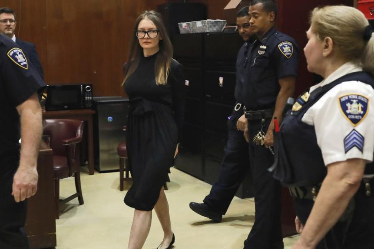 La estafadora que engañó a la élite de Nueva York sale de prisión