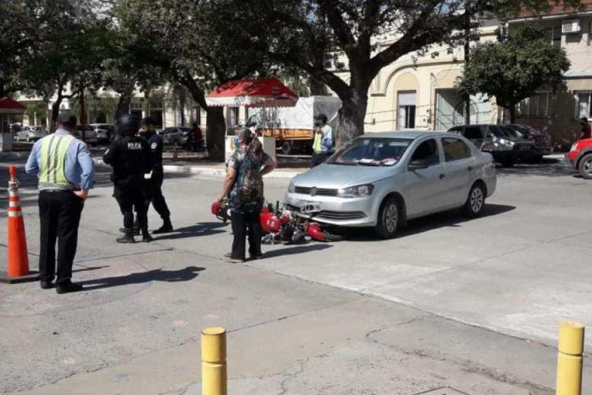 Barrio Sector el Alto: Colisión entre un automovil y una motocicleta con saldo de dos mujeres heridas